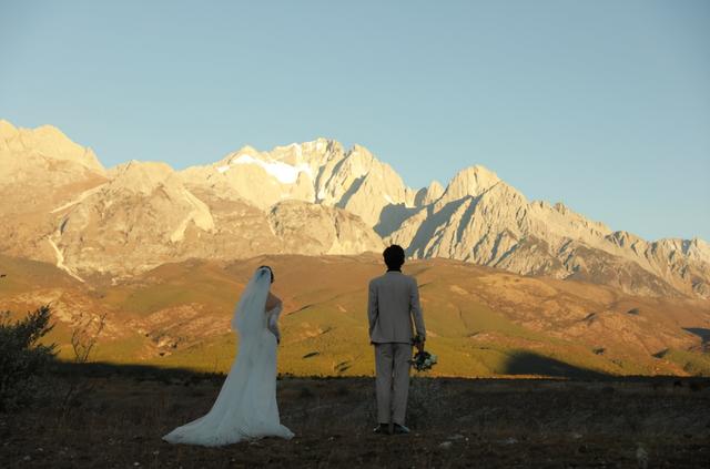 接亲小游戏，一场趣味性的比拼，新娘等不及咯，新郎赶快！