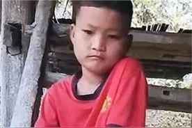 越南男孩先后被父母和奶奶抛弃，如今13岁独自一人生活在深山里图片