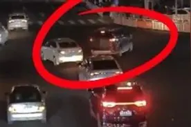 醉酒男子马路中停车酣睡，被叫醒后耍无赖：车是自己“飞”过来的图片