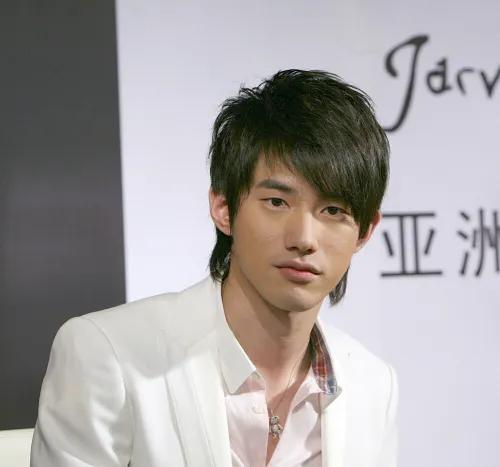 《铠甲勇士》12年后，主演的发展差距有多大？最红的官方都请不动