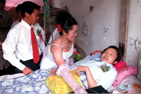 20年前，浙江女子带瘫痪前夫改嫁，丈夫自愿照顾前夫，今过得如何图片