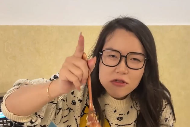 "性别成谜"的浪胃仙:曾是富二代,离婚后为儿子男扮女装