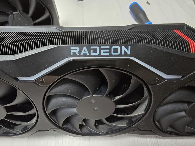 对标英伟达RTX 4090？AMD未发布的显卡原型散热器曝光