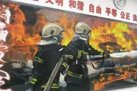 小学生“黑板报”走红，美术天赋叫人惊艳，网友看后直呼不敢相信图片