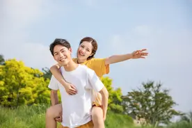 男女之间，一旦有了这5种“迹象”，说明彼此都动情了图片