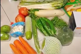 疫情期间韩国男子送邻居两大箱菜，西安夫妻回赠韩式拌饭并每天管饭图片