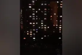 居家隔离网友拍到对面楼神同步健身：节奏一样，是同一个教练图片