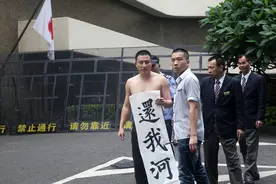 中国男子刘强，火烧靖国神社后，获中韩两国庇护图片