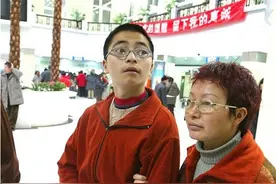 2004年，14岁男孩扒飞机万米高空飞了一个多小时，同伴却回不来了图片