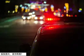 开车碰到红灯，居然一路红灯？这到底为啥？有技巧的图片