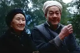 1956年，重庆19岁小伙带28岁女子隐居深山56年，为她凿6208级天梯图片