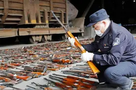 中国人到底有多离谱？塑料袋装炮弹拎到派出所，警察吓出表情包！图片