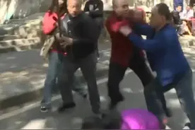 弟弟为争母亲安葬费当街暴打大姐，大姐：我15岁打工供你们上学图片