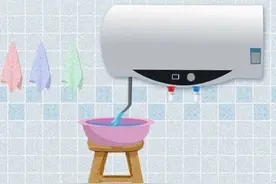 可怕！一男子洗澡时淋浴房玻璃门突然爆裂图片