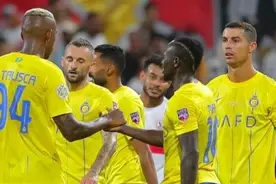 10分钟3球，4-2逆转！利雅得胜利晋级亚冠正赛，C罗怒摔队长袖标图片