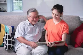 再婚嫁给63岁男人，57岁阿姨哭诉：不幸福，我想离婚了图片
