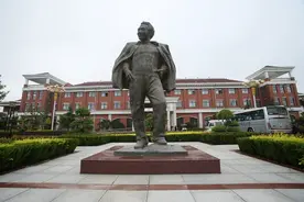 兰考：泡桐花开 千顷澄碧图片