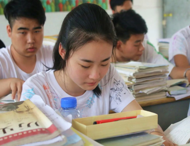 “考霸”三次考上北大?被质疑“靠考试赚钱”,昔日同学为他正名