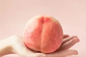 桃子被誉为“果中皇后”，糖尿病人常吃，是升血糖还是降血糖？图片