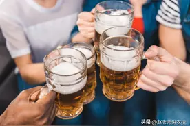 喝一瓶白酒相当于喝几瓶啤酒？听听专业人士分析，不懂别乱"拼酒"图片