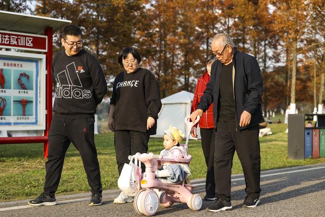 【图集】冬日暖阳 月亮湖公园里游客多