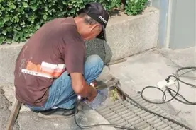 太原：光华街路边铁质雨水箅子损坏 附近汽修店主主动修复图片