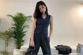 今年流行一种穿搭，叫“马甲单穿”，时髦又高级，很适合霸气女人图片