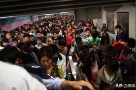 大量日本游客来到中国，不是为了游山玩水，而是打我们白酒的主意图片