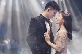 32岁女主持婚礼曝光！此前多次逼婚引争议，好友脸僵如蜡像太恐怖图片