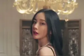 杨幂最新维密大片释出，穿性感透视裙曲线傲人，白到发光似瓷娃娃图片