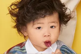 张晋蔡少芬拍全家福写真，女儿漂亮儿子乖巧，结婚14年幸福满满图片