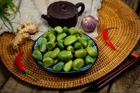 腌腊八蒜，只加醋是不够的，牢记3个诀窍，2天就变绿，又脆又香图片