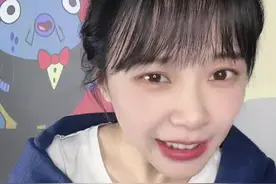 “挖呀挖”黄老师，承认自己戴牙套，没火的时候，也一直戴牙套图片