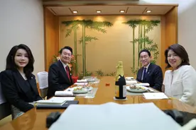 日韩首脑晚宴后餐馆小聚喝生啤！饭菜好简单，韩国夫人在日本美翻图片