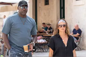 美国退役篮球巨星迈克尔·乔丹和美丽妻子的休闲生活图片