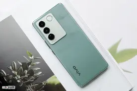vivo S16上手体验：玉质玻璃设计配合超薄机身，尽显轻奢感图片