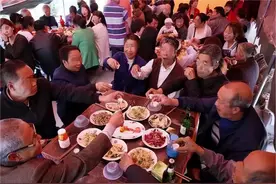 女子相亲带23个亲戚花销2万，男方逃单后竟被告上法庭，判他赔偿图片