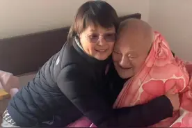 50岁袁立回村养老！邋里邋遢认不出，退圈后彻底放飞没女神样图片