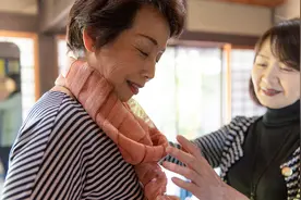父母获500万拆迁款，假借受伤试探两儿子，结果却让人感到意外！图片