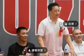 赵睿父亲罕见现身！父子非常相似，睿母微胖，创办训练营定居广东图片