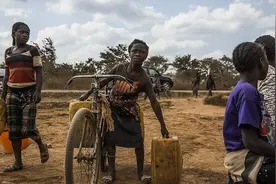 非洲地下水储量是地表的100倍，为何他们不挖井，而是到处找水？图片