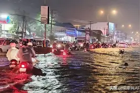 柬埔寨金边连续遭暴雨袭击，道路淹水车辆熄火图片