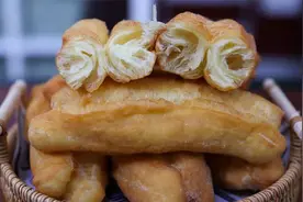 炸油条时，很多人和面这步就错了，正确做法告诉你，空心又酥脆图片