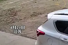 谁的青春不疯狂呢！一对男女骑车途中突然停到路边，深情拥抱接吻图片