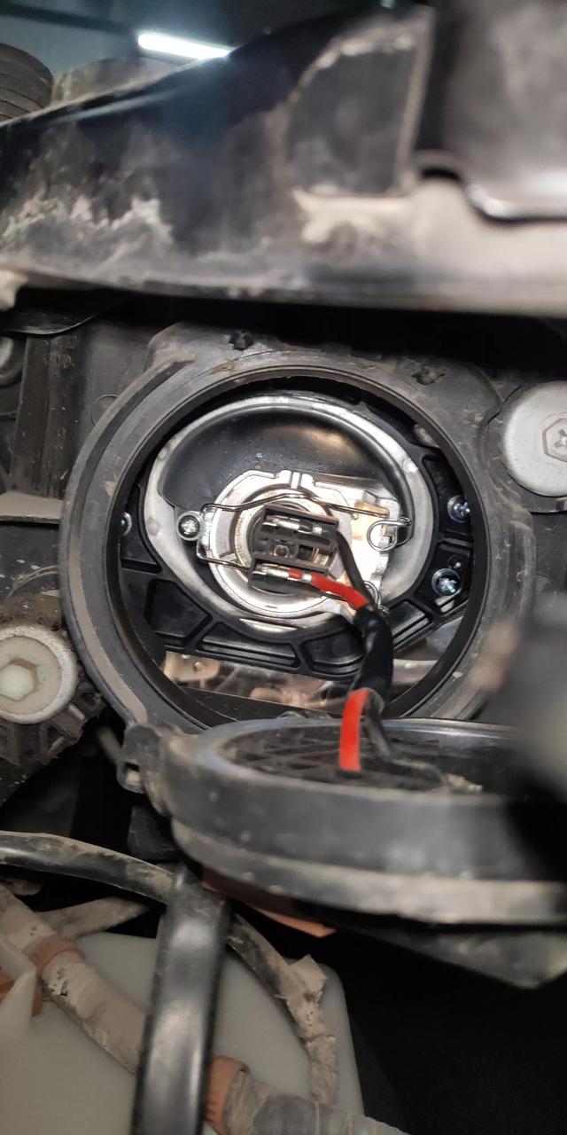 比亚迪速锐维修近光灯，换近光灯泡