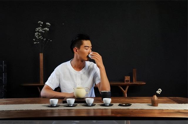 一天一个成语：颐指气使