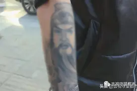 男孩不满17岁，“睁眼关公”臂上文，家长质疑文身店...图片