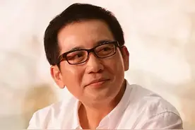 76岁秦汉近况曝光，不爱出门在家追剧陪孙女，自觉变丑不愿照镜子图片