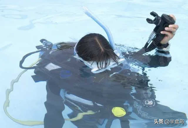 潜水员视角看《消失的她》:李木子困在深海观鲨笼里，还能自救吗