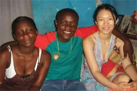 2013年校花为爱远嫁非洲，惨遭虐待被迫卖身，再想回国已无能为力图片